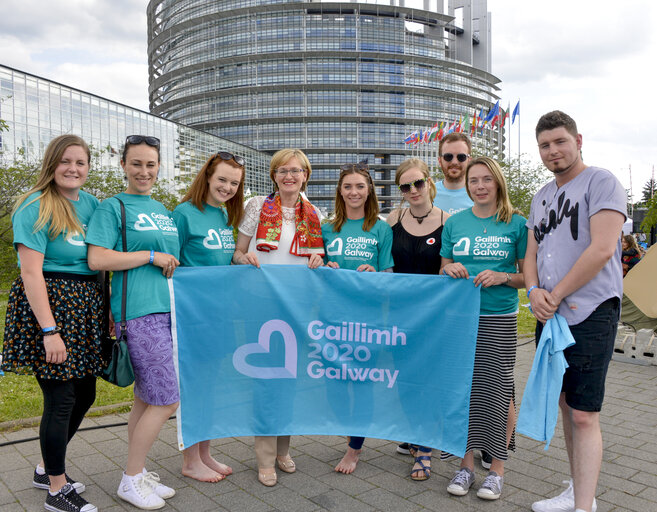 Photo 13 : EP Vice-President Mairead McGUINNESS meets with Irish youngsters taking part in the EYE event