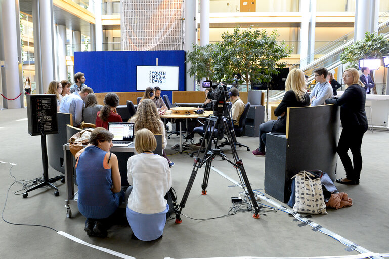 Foto 26: France 3 live emission from the Vox Box in the European Parliament during the EYE 2016 in Strasbourg