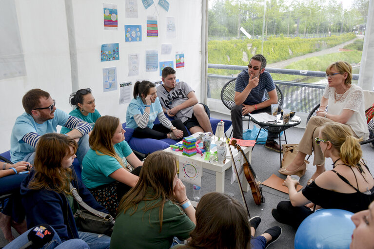 Photo 19 : EP Vice-President Mairead McGUINNESS meets with Irish youngsters taking part in the EYE event
