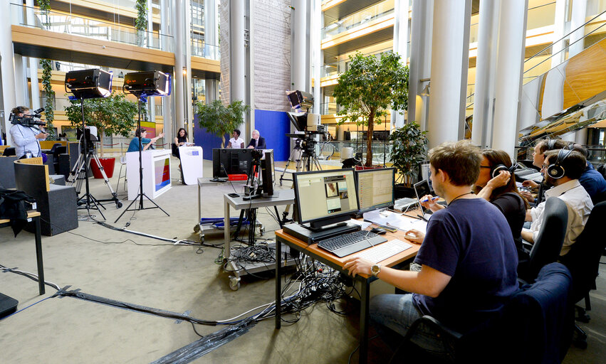 Foto 4: France 3 live emission from the Vox Box in the European Parliament during the EYE 2016 in Strasbourg