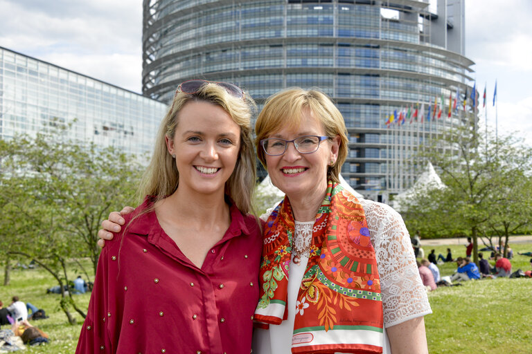 Photo 11 : EP Vice-President Mairead McGUINNESS meets with Irish youngsters taking part in the EYE event
