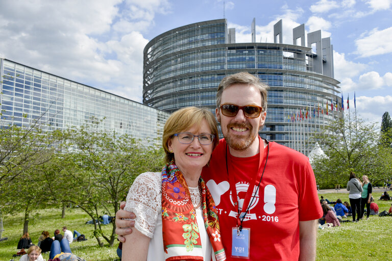 Photo 2 : EP Vice-President Mairead McGUINNESS meets with Irish youngsters taking part in the EYE event