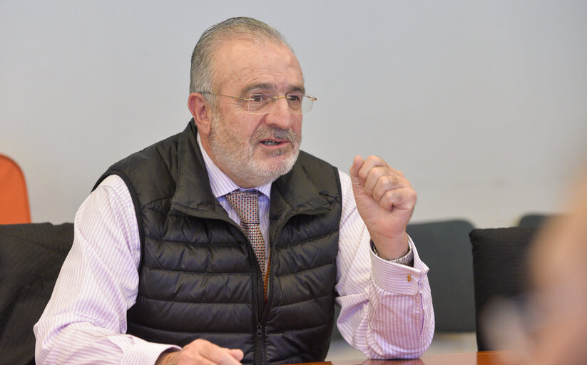 Fotogrāfija 5: Spanish MEPs from PP, IU, PODEMOS meet with workers representatives of Lactaris