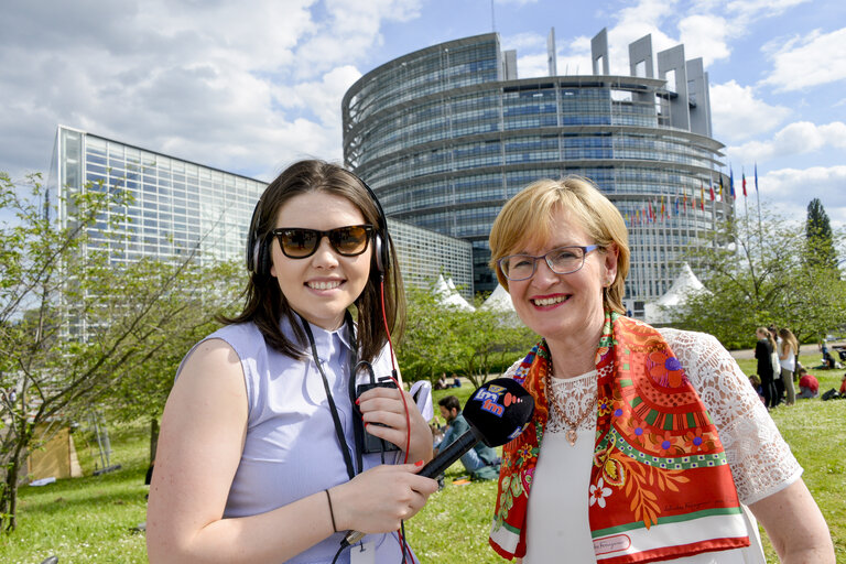 Photo 1 : EP Vice-President Mairead McGUINNESS meets with Irish youngsters taking part in the EYE event
