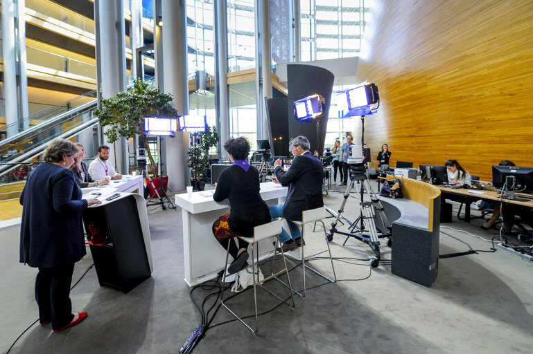 Fotografie 27: France 3 live emission from the Vox Box in the European Parliament during the EYE 2016 in Strasbourg