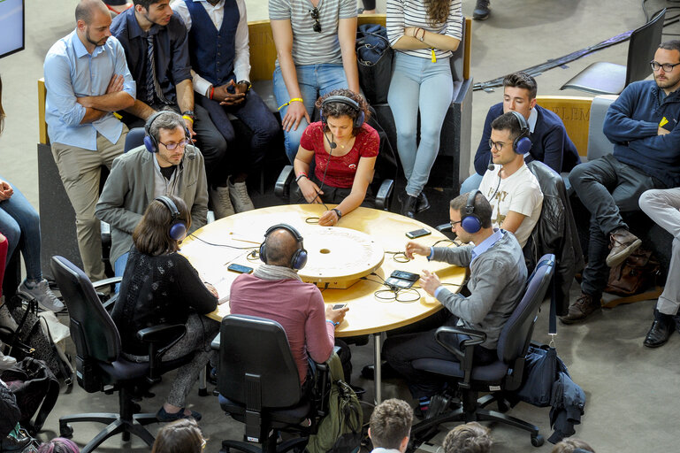 Fotografie 9: France 3 live emission from the Vox Box in the European Parliament during the EYE 2016 in Strasbourg