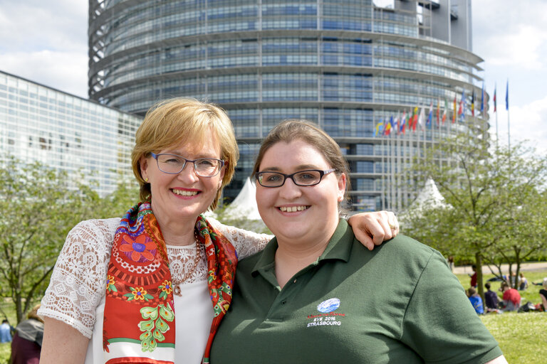 Photo 8 : EP Vice-President Mairead McGUINNESS meets with Irish youngsters taking part in the EYE event