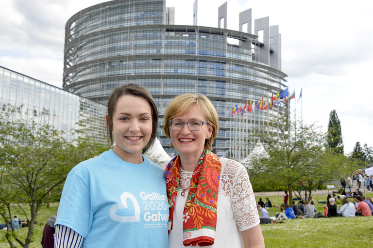 Photo 15 : EP Vice-President Mairead McGUINNESS meets with Irish youngsters taking part in the EYE event
