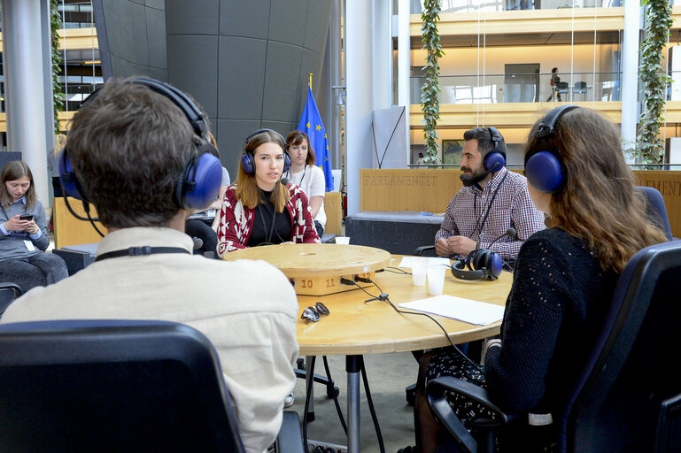 Foto 20: France 3 live emission from the Vox Box in the European Parliament during the EYE 2016 in Strasbourg