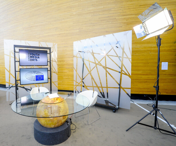 Fotografie 1: France 3 live emission from the Vox Box in the European Parliament during the EYE 2016 in Strasbourg