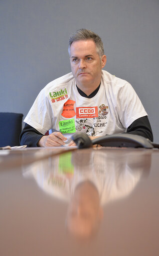 Fotogrāfija 13: Spanish MEPs from PP, IU, PODEMOS meet with workers representatives of Lactaris