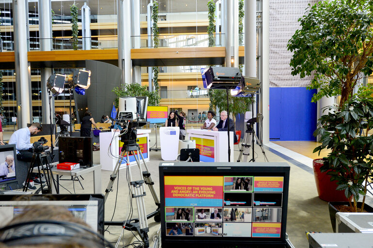 Foto 13: France 3 live emission from the Vox Box in the European Parliament during the EYE 2016 in Strasbourg