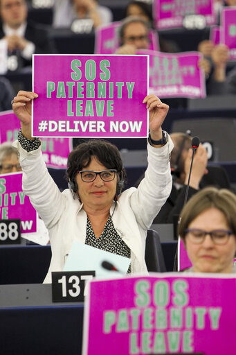 Demonstration of group Greens/EFA in plenary session week 21 2015 in Strasbourg - Action SOS MATERNITY LEAVE #DELIVER NOW