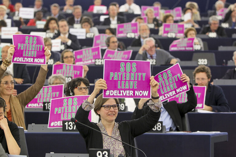 Demonstration of group Greens/EFA in plenary session week 21 2015 in Strasbourg - Action SOS MATERNITY LEAVE #DELIVER NOW