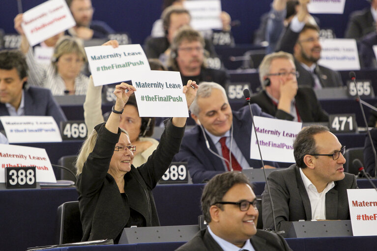 Demonstration of group Greens/EFA in plenary session week 21 2015 in Strasbourg - Action SOS MATERNITY LEAVE #DELIVER NOW