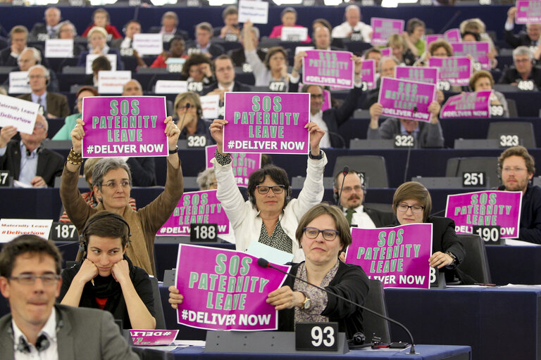 Demonstration of group Greens/EFA in plenary session week 21 2015 in Strasbourg - Action SOS MATERNITY LEAVE #DELIVER NOW