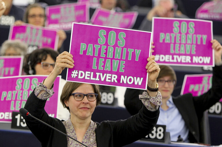 Demonstration of group Greens/EFA in plenary session week 21 2015 in Strasbourg - Action SOS MATERNITY LEAVE #DELIVER NOW