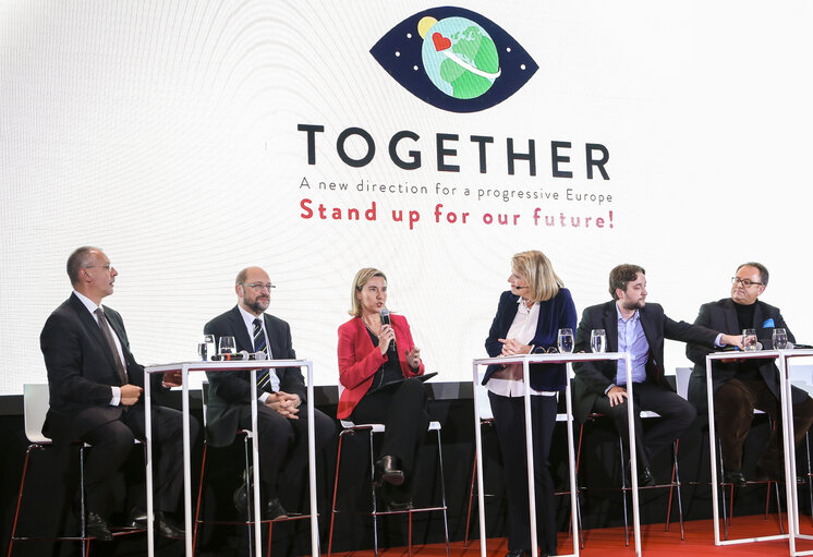 Fotografia 11: Together A new direction for a progressive Europe. Stand up for our future!