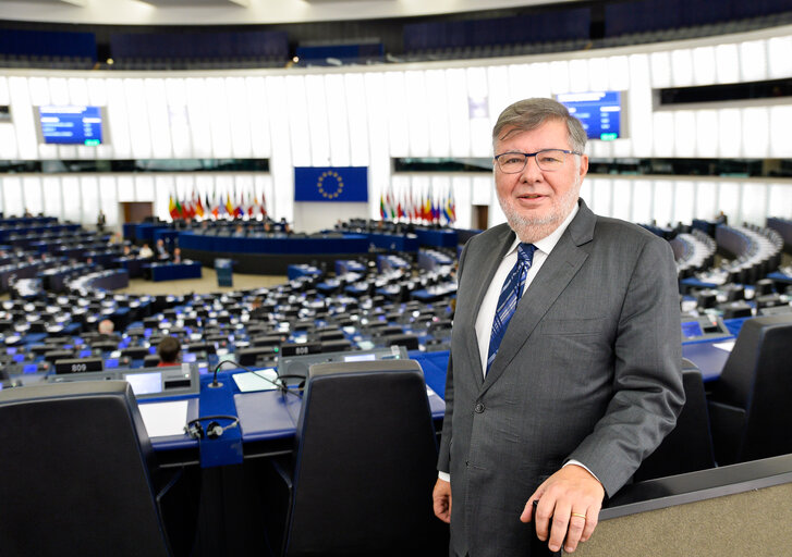 Снимка 2: Alain VIDALIES, french Minister of transport, in plenary session week 47 2016 in Strasbourg