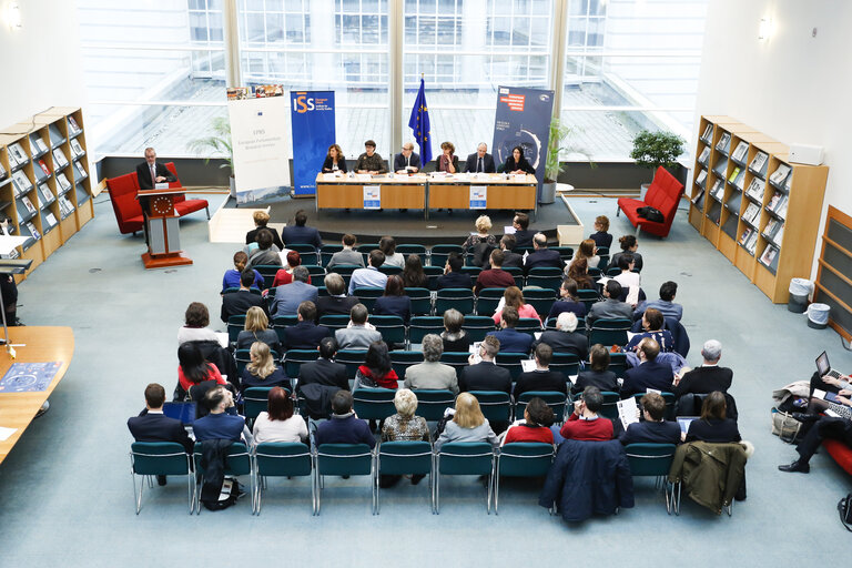 Fotografija 16: EPRS Policy Roundtable: ' The EU's Global Strategy: from Vision to Action '