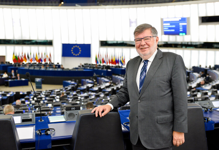 Fotografija 3: Alain VIDALIES, french Minister of transport, in plenary session week 47 2016 in Strasbourg