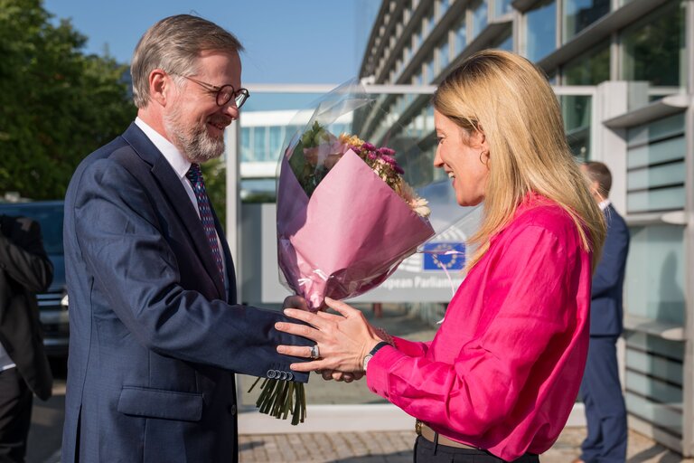 Photo 11: Roberta METSOLA, EP President welcomes Petr FIALA, Czech Prime Minister