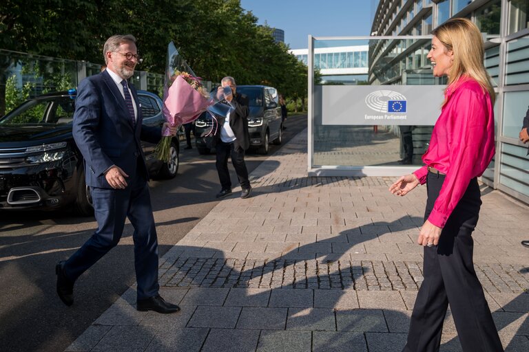 Photo 13: Roberta METSOLA, EP President welcomes Petr FIALA, Czech Prime Minister