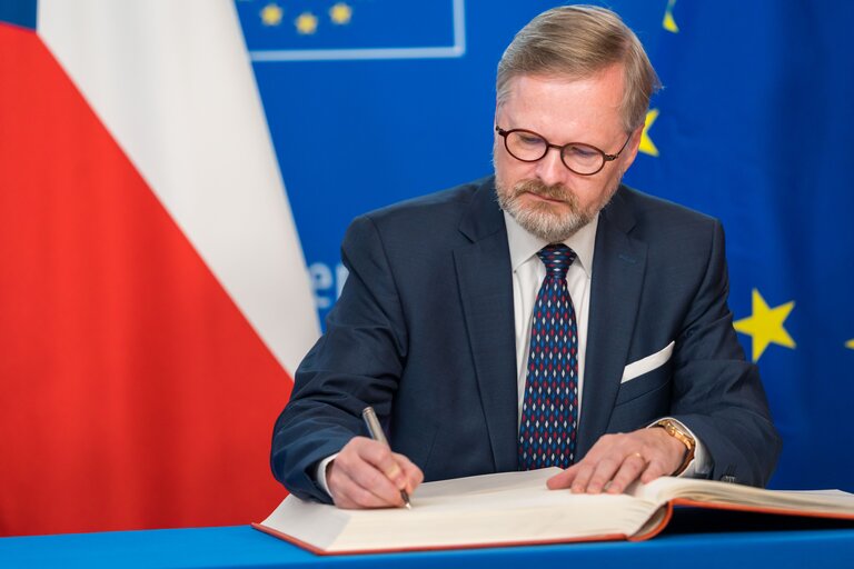 Fotografija 4: Roberta METSOLA, EP President meets with Petr FIALA, Czech Prime Minister