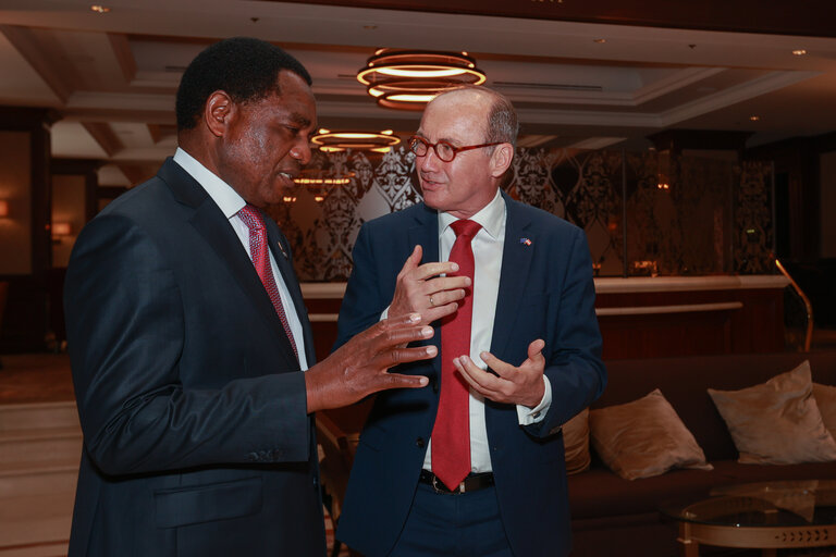 Valokuva 12: Othmar Karas welcomes Hakainde Hichilema, President of the Republic of Zambia.