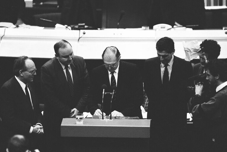 Photo 7 : Plenary session in Strasbourg - Adoption and signature of the 1989 budget