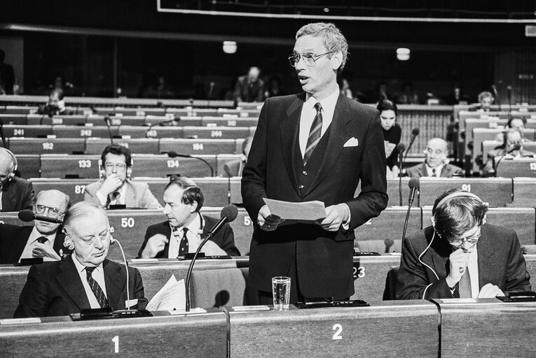 Foto 3: The Dutch Foreign Affairs Minister Hans VAN DEN BROEK during a session in Strasbourg in March 1986.