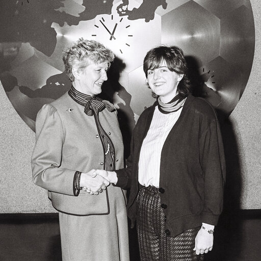 Zdjęcie 22: Mep Beate Ann BROOKES meets with a guest at the European Parliament in Strasbourg