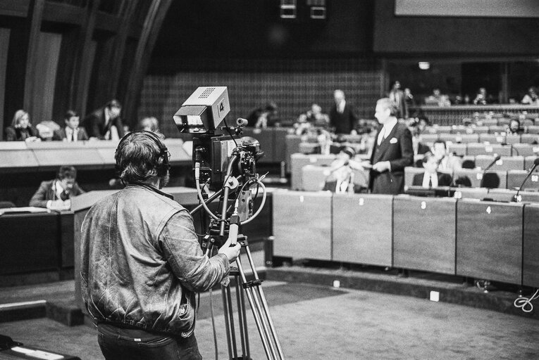 Foto 1: The Dutch Foreign Affairs Minister Hans VAN DEN BROEK being filmed during a session in Strasbourg in March 1986.