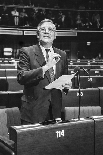 Fotografija 25: The MEP Lambert CROUX during a session in Strasbourg in March 1986.