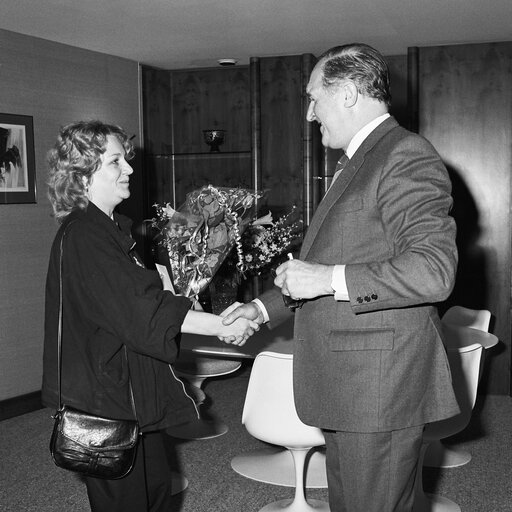 Valokuva 2: The Lord PLUMB meets  visitors at the European Parliament in Strasbourg