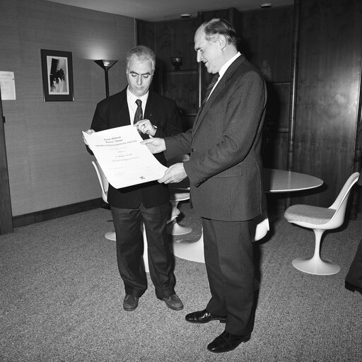 Fotogrāfija 2: EP President is awarded the 'Premio Internazionale Firenze' (Florence International Prize) in December 1988