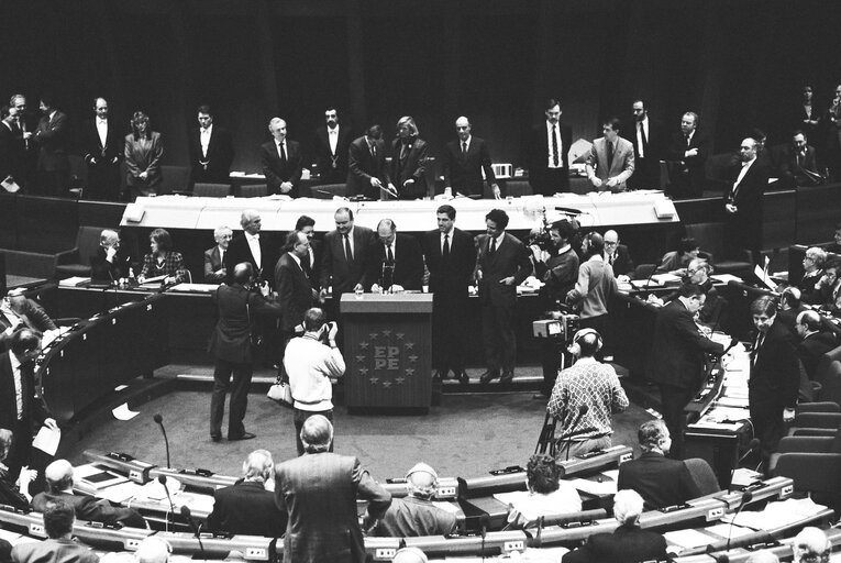 Fotografia 8: Plenary session in Strasbourg - Adoption and signature of the 1989 budget