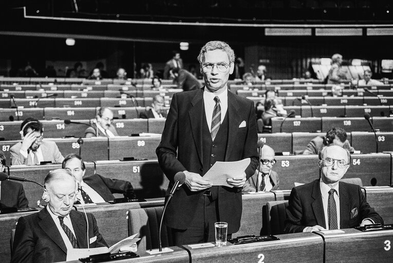 Foto 4: The Dutch Foreign Affairs Minister Hans VAN DEN BROEK during a session in Strasbourg in March 1986.