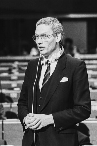 Foto 5: The Dutch Foreign Affairs Minister Hans VAN DEN BROEK during a session in Strasbourg in March 1986.