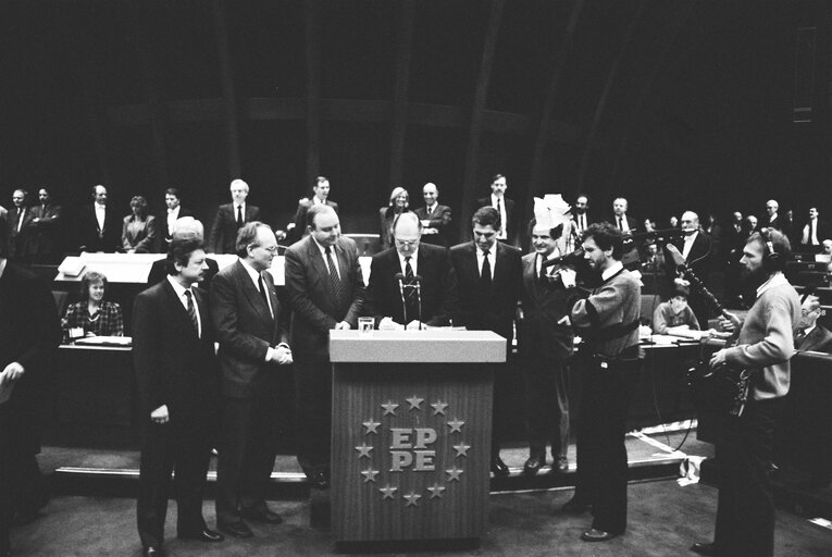 Foto 9: Plenary session in Strasbourg - Adoption and signature of the 1989 budget