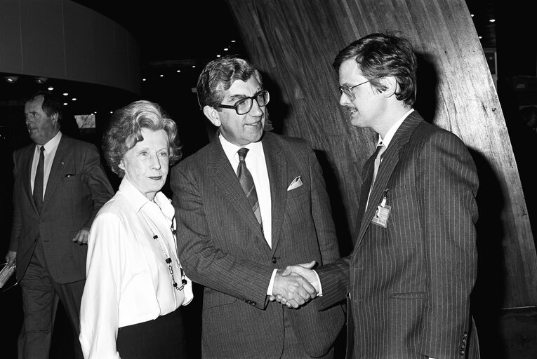 Foto 8: Mr Gary TITLEY meets with MEP Barbara CASTLE and European Commissioner Stanley CLINTON DAVIS