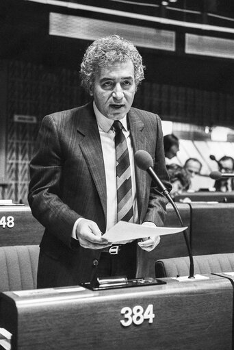 Fotografija 28: The MEP Nikolaos PAPAKYRIAZIS during a session in Strasbourg in March 1986.