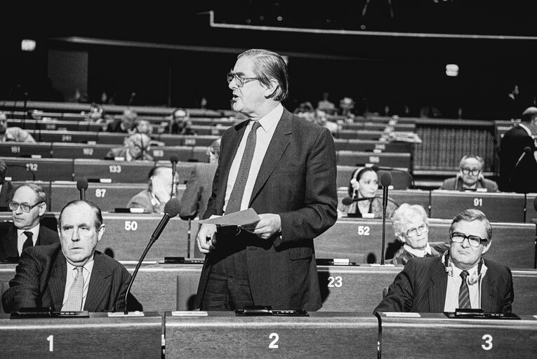 Valokuva 10: UK Minister Michael JOPLING in a session at the European Parliament in Strasbourg in December 1986