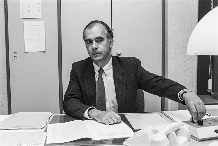 Fotogrāfija 3: Portrait of MEP Francois du VIVIER at the European Parliament