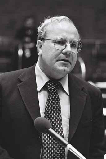 Fotogrāfija 8: The delegue Martin BANGEMANN during a session in October 1977.