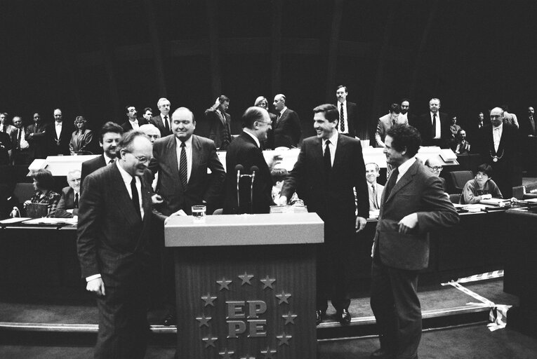 Fotografi 11: Plenary session in Strasbourg - Adoption and signature of the 1989 budget