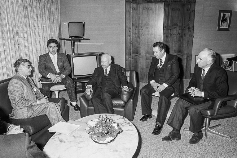 Foto 3: Pierre PFLIMLIN - EP President meets with a delegation at the European Parliament in Strasbourg