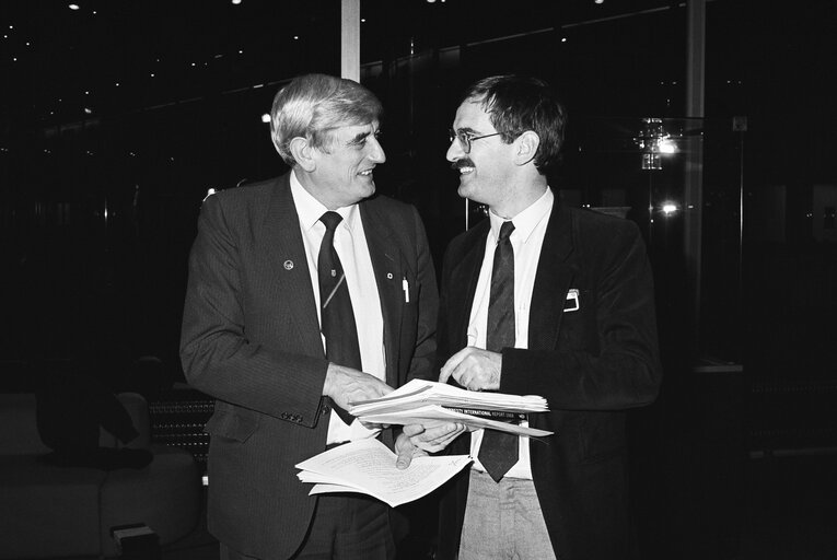 Fotogrāfija 1: MEPs Alexander FALCONER and Alman METTEN in December 1988