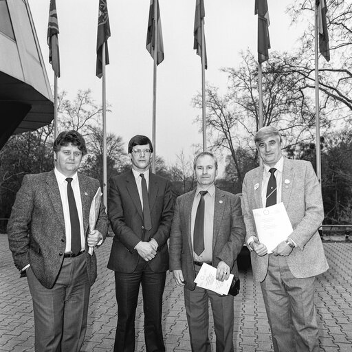 Zdjęcie 17: Family picture with British Mep's and their guests