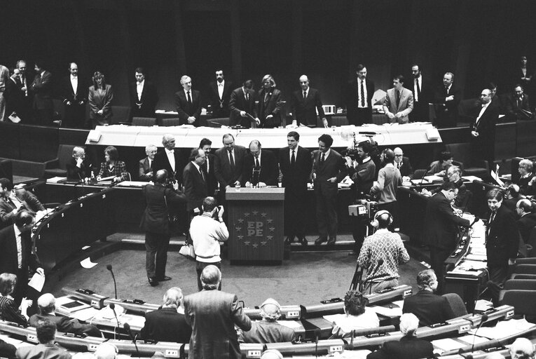 Fotografi 12: Plenary session in Strasbourg - Adoption and signature of the 1989 budget